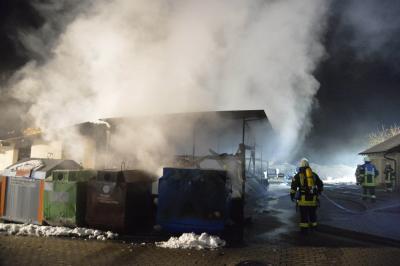 Beilstein: FLAMMENBILDER! Scheune in Vollbrand - Mehrere Autos verbrennen